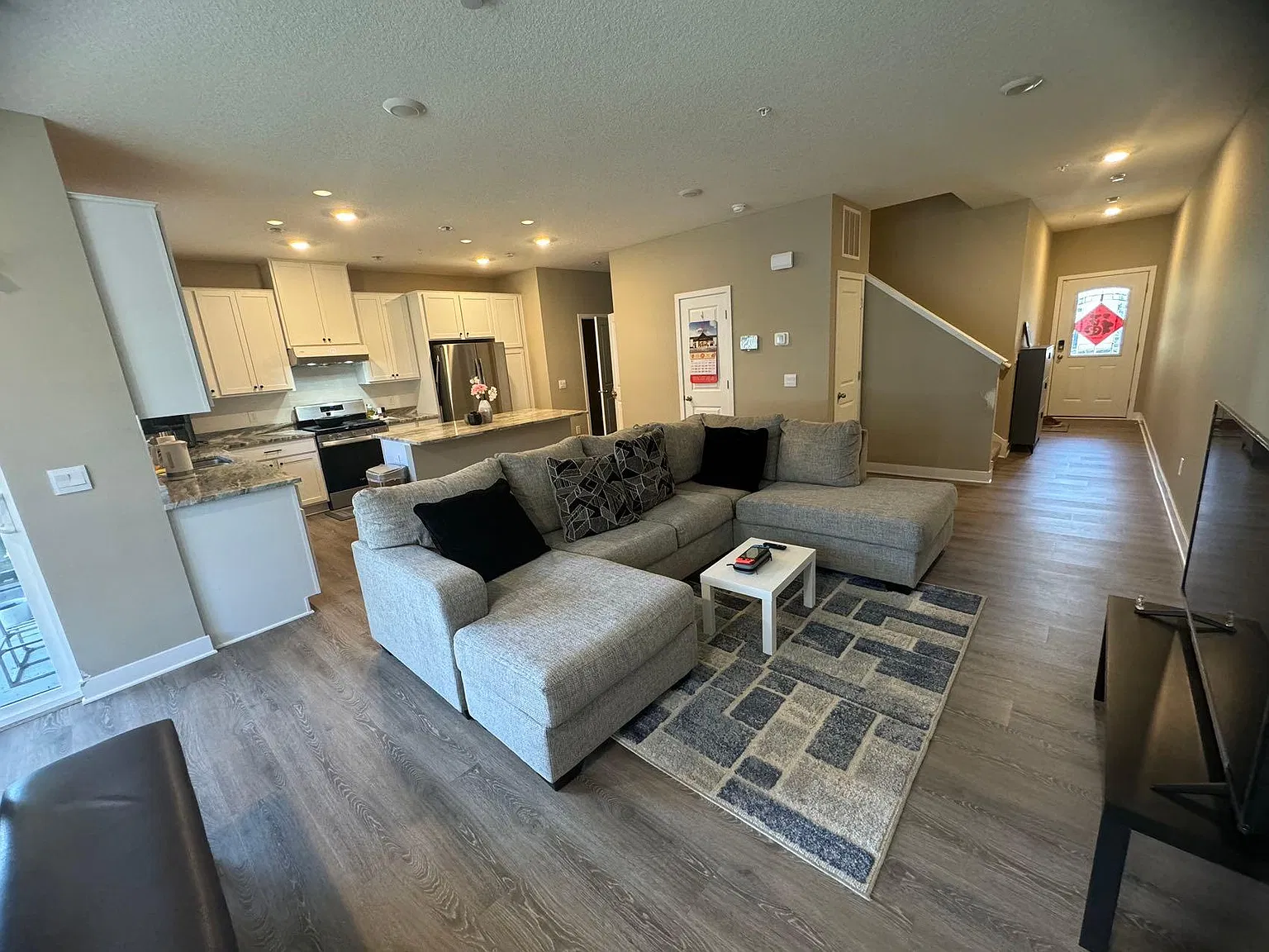 3 bed, 2.5 bath, 1894 sqft, $2,500 — Photo 2
