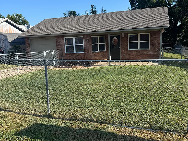 3911 James Ct — Photo 2