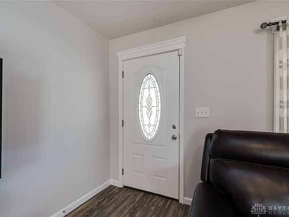 5th image of 180 Pinegrove Dr