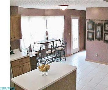 4th image of 1612 Meadowlark Ln