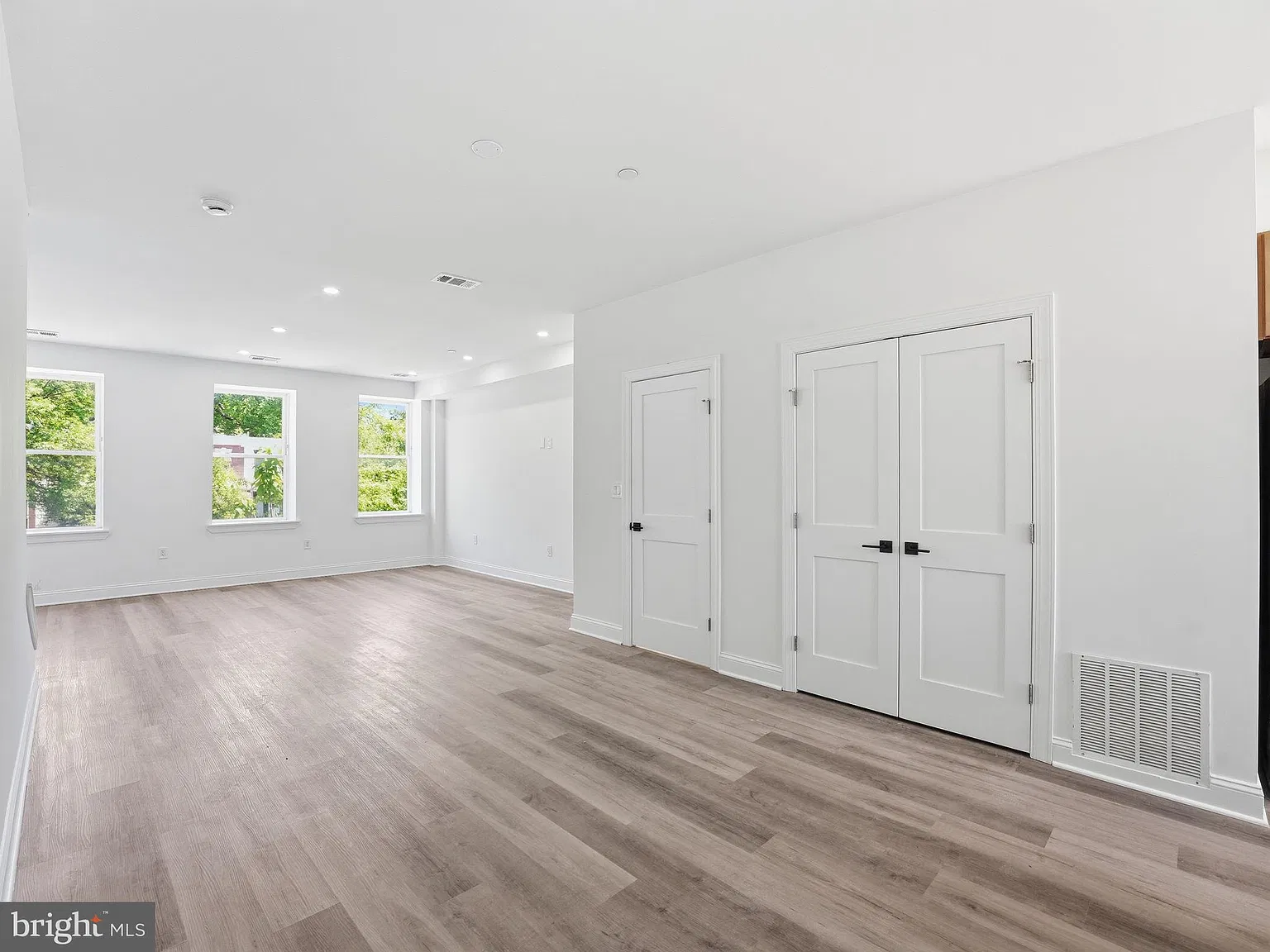 3 bed, 3.0 bath, 3554 sqft, $5,100 — Photo 4