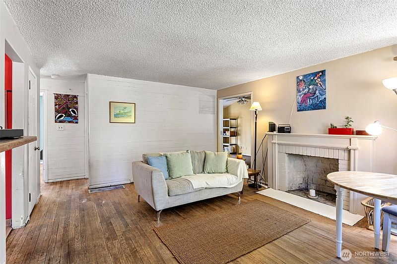 4th image of 18042 10th Avenue NE