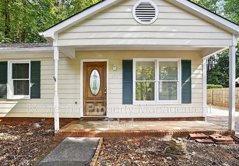 151 Laura Ave — Photo 26