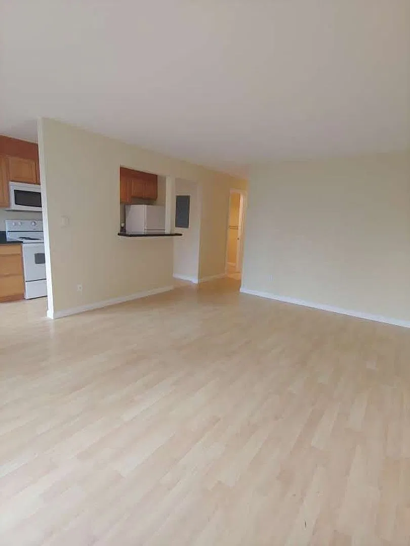 Mercer Manor Apartments — Photo 2