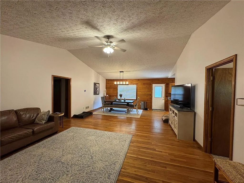 3 bed, 2.0 bath, 1500 sqft, $2,800 — Photo 4