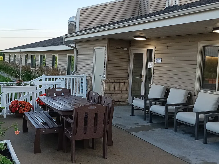 Tweeten Apartments — Photo 2