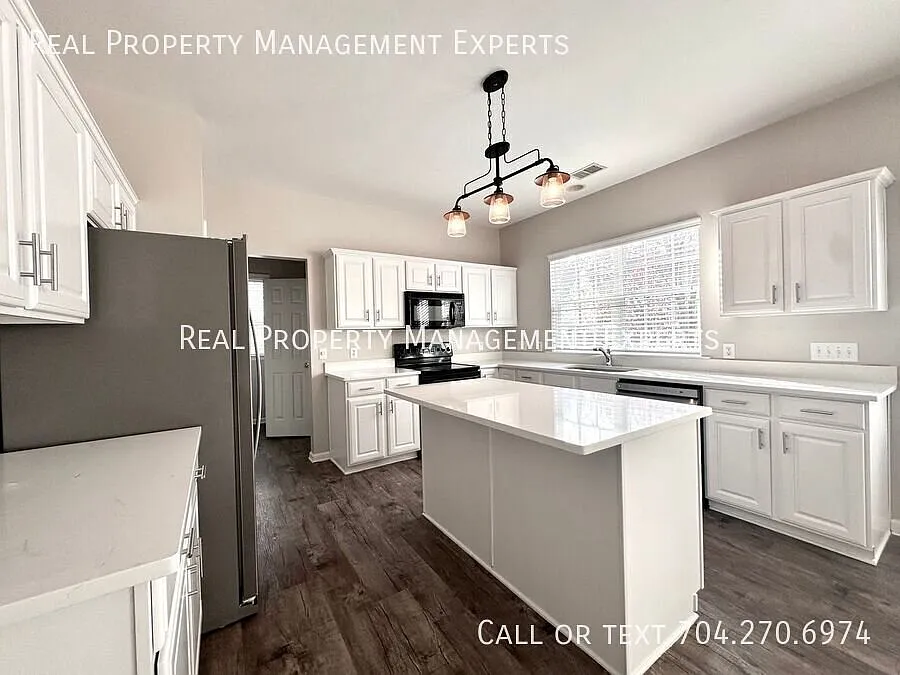 **Move In Special Stunning 4br/2.5ba House In Cornelius! — Photo 4