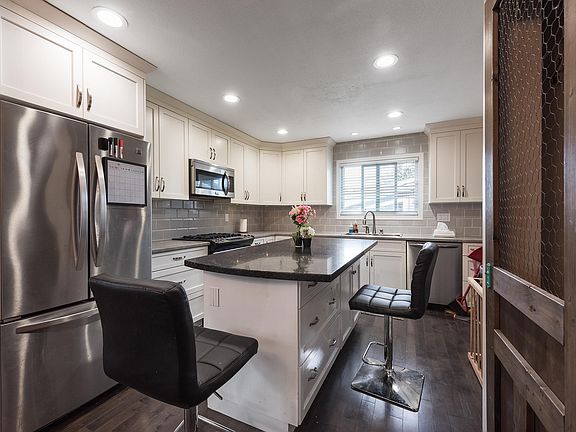 3rd image of 45765 Thomas Rd