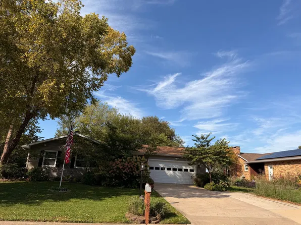 1080 Woodbine Cir W, Galesburg, IL 61401