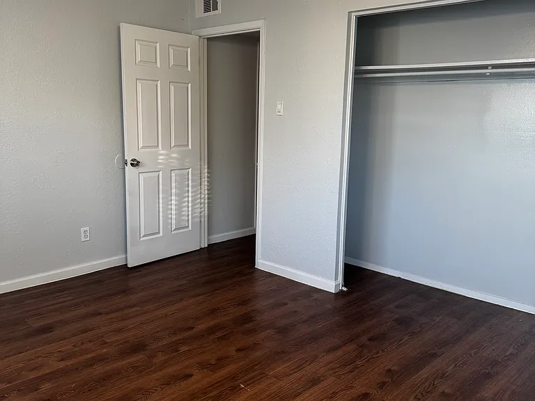New Riviera Apartments — Photo 32