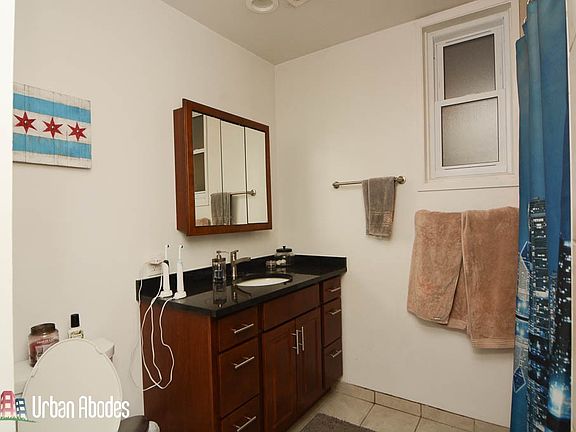 4th image of 1416 W Wolfram St #G00c