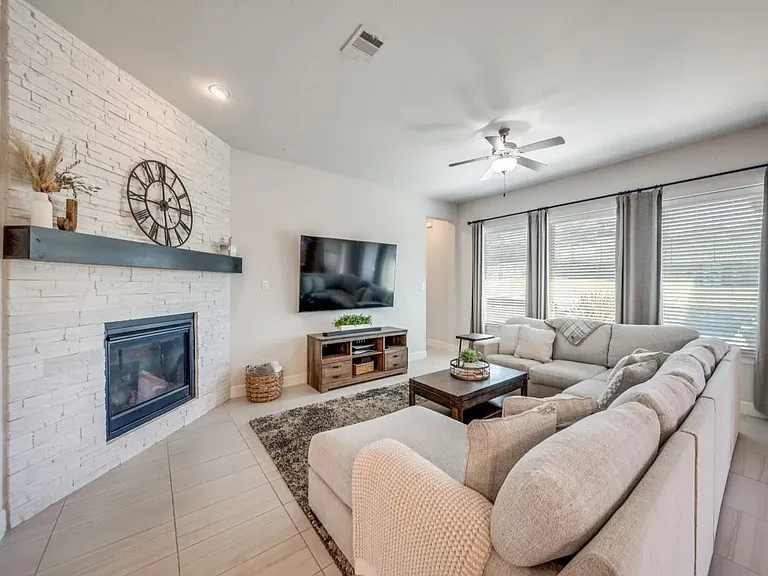 1044 Myers Park Trl — Photo 3