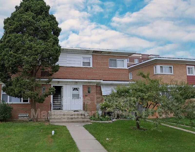 452 Oak St photo 1