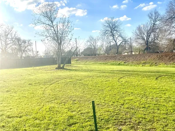 1006 Back St, Columbus, TX 78934