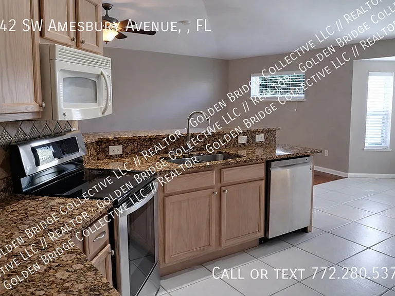 242 SW Amesbury Ave — Photo 2