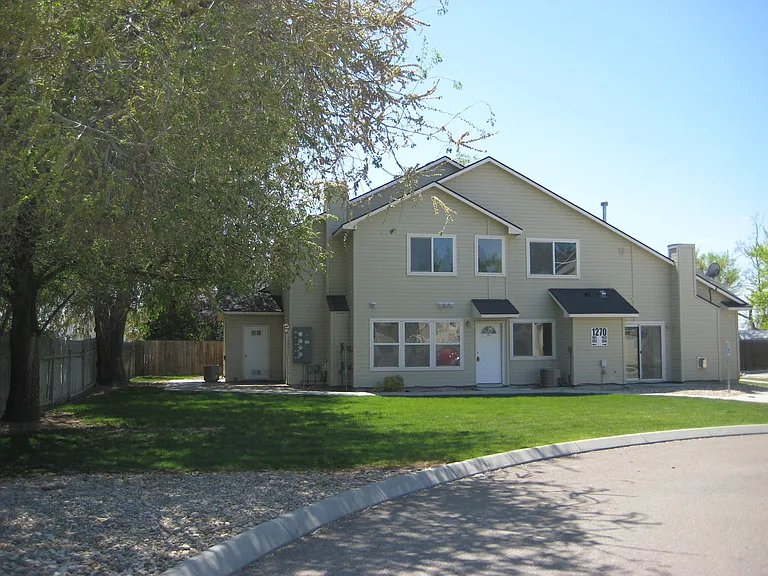 1270 N Stephanie Ln — Photo 1