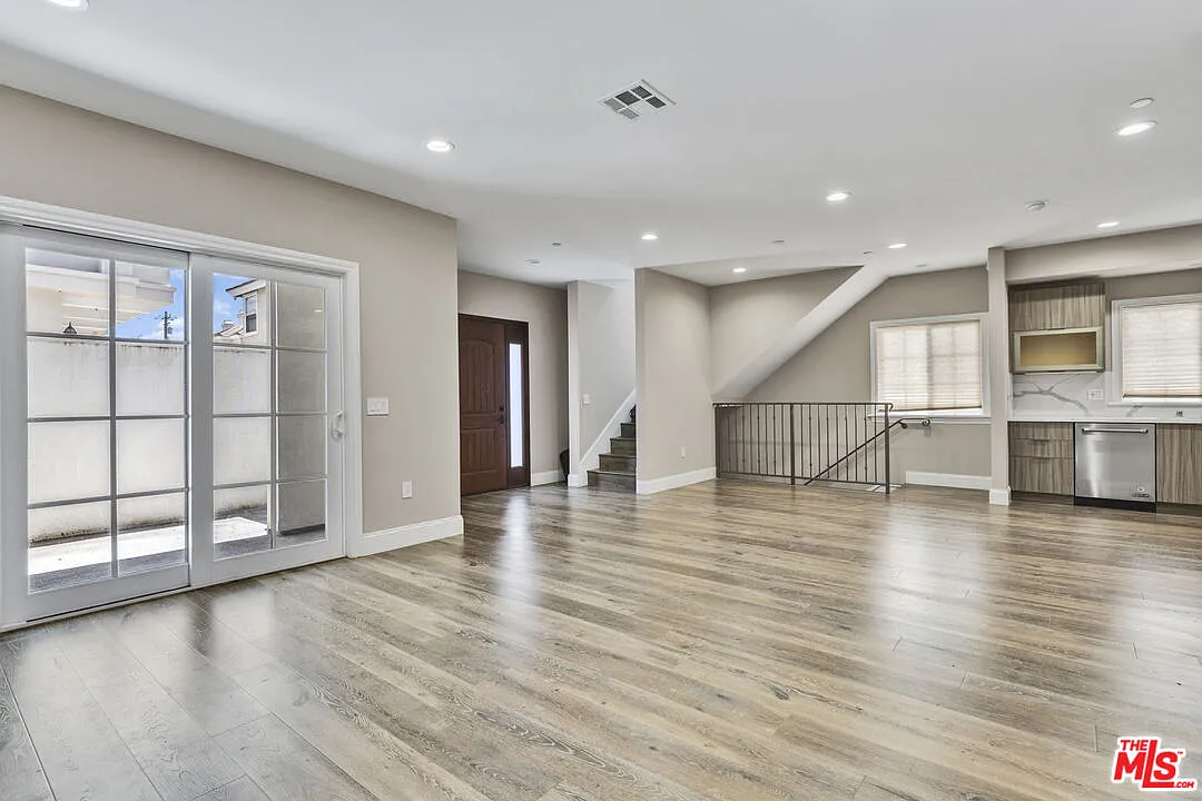 3 bed, 3.0 bath, 1565 sqft, $4,200 — Photo 2