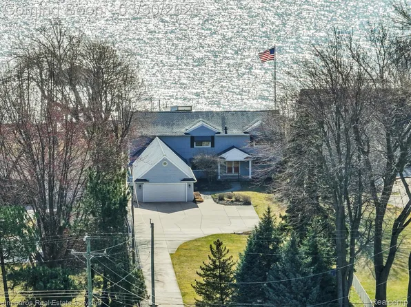 32830 Jefferson Ave, Saint Clair Shores, MI 48082