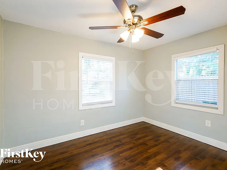 6809 N Sterling Ave — Photo 11