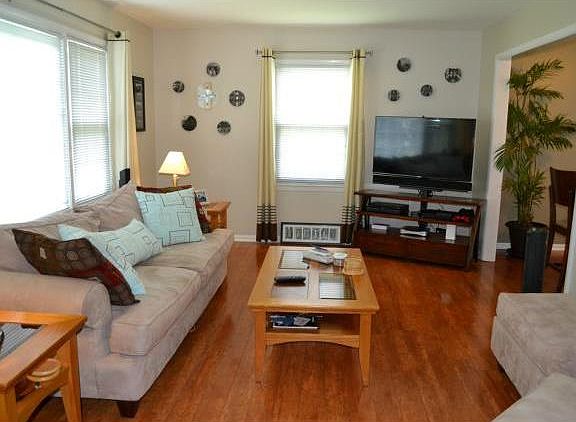 4th image of 9605 England Dr