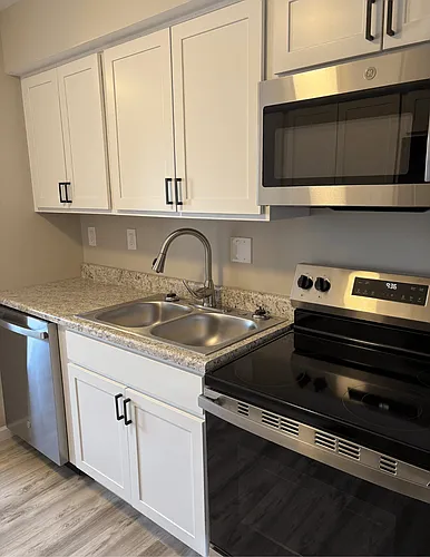The Oaks Apartments Photo 1