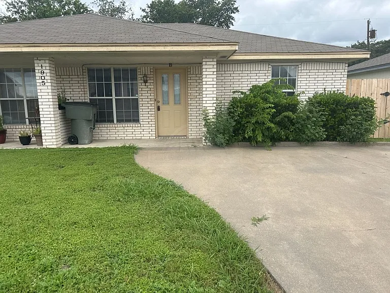 1905 Windward Dr — Photo 2