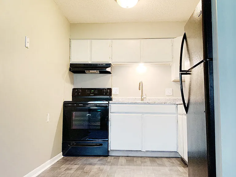 Oak Creek Apartments — Photo 10