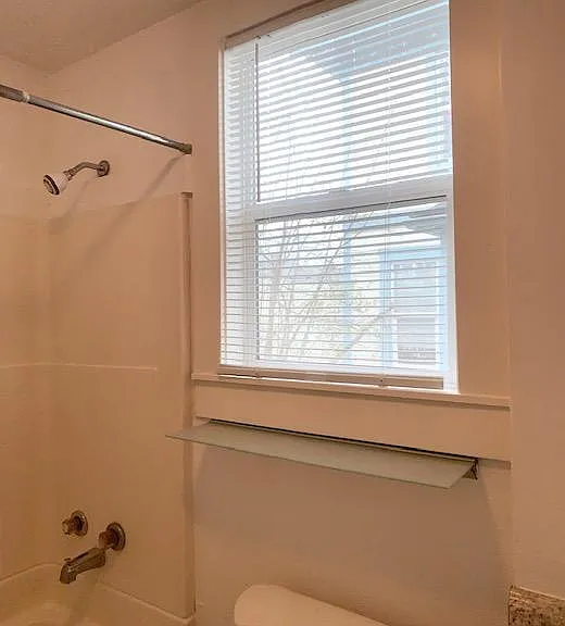 1914 E Burnside St #1 — Photo 11
