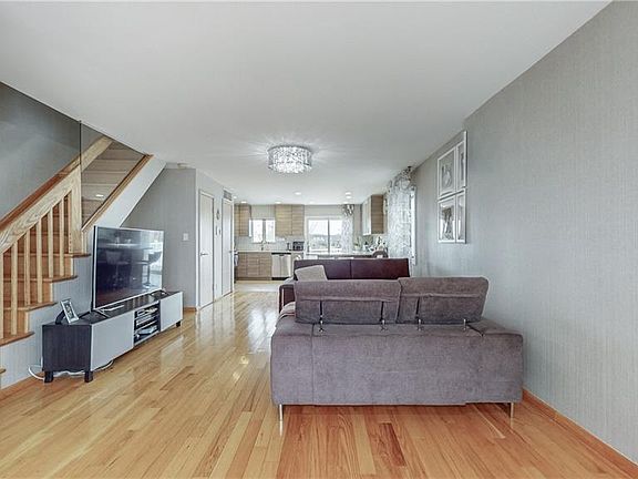 4th image of 2246 E 70th St