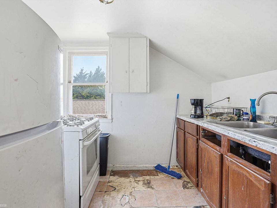 22454 Pleasant Ave, photo 10