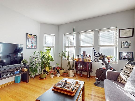 2nd image of 3548 W Belle Plaine Ave #1