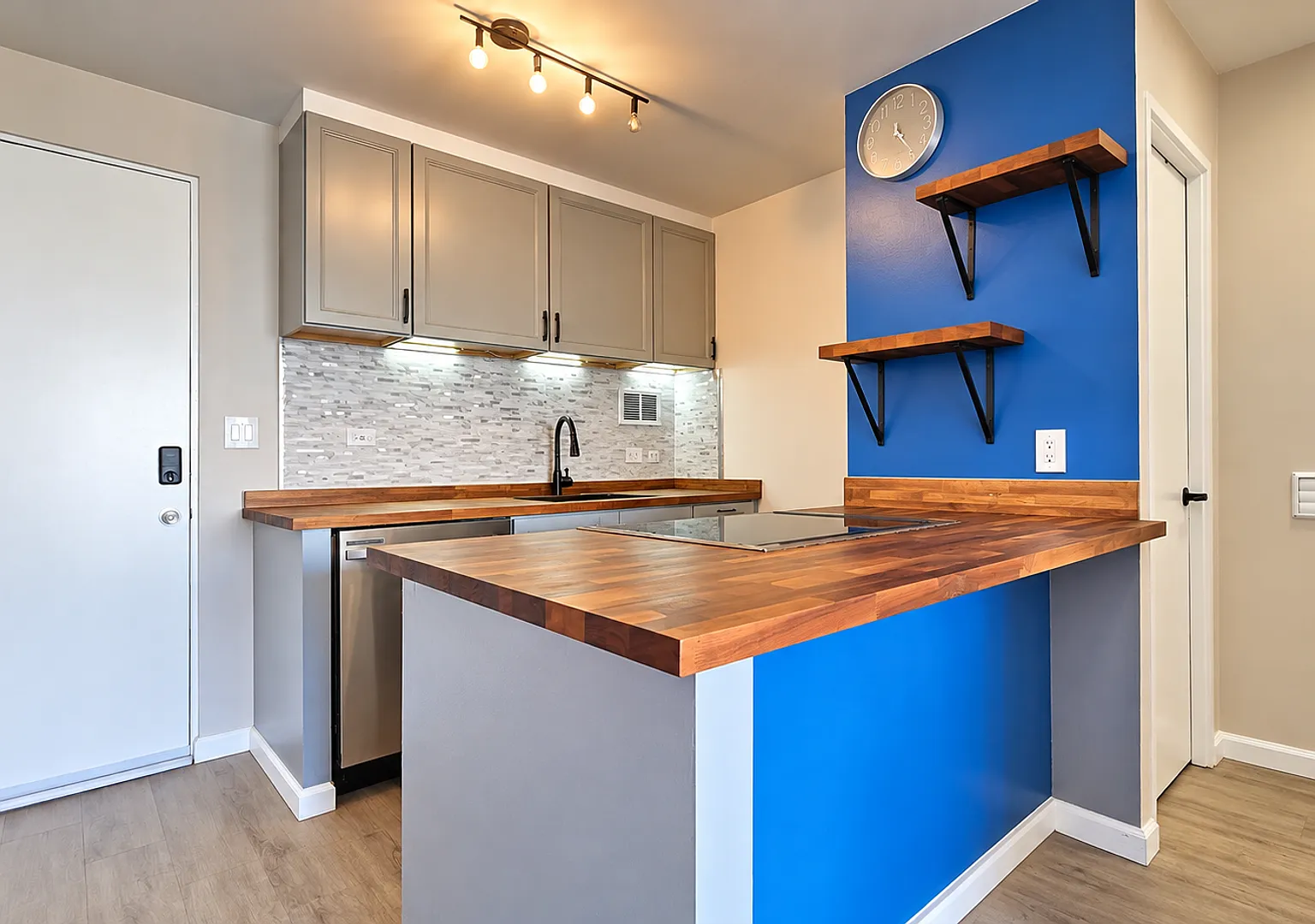 Renovated Village Maluhia in Makiki! 1-Bedroom with Secured Parking, Washer/Dryer & Resort-Style ... — Photo 1