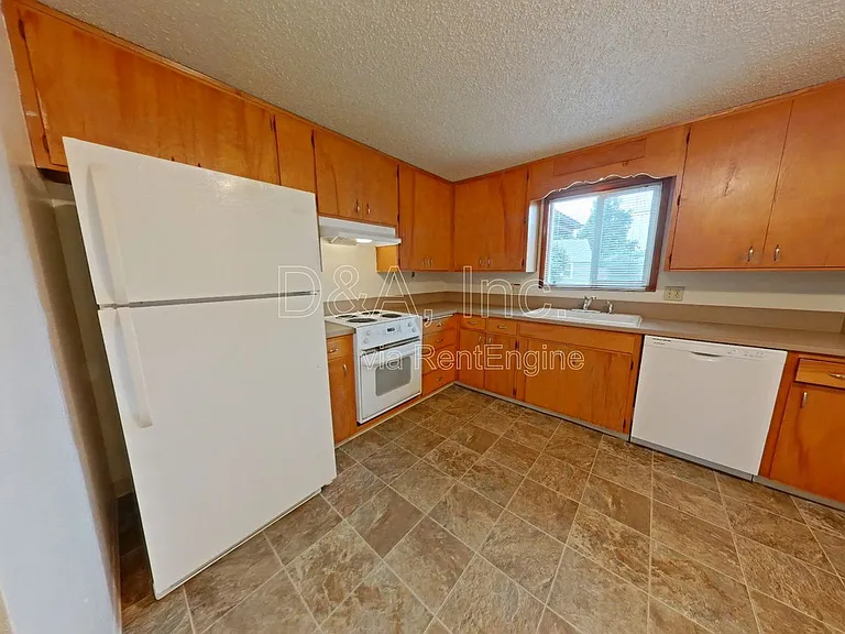 605 NW Kings Blvd #2 — Photo 3