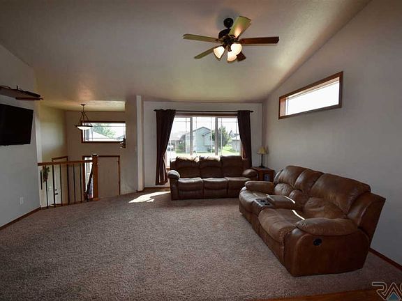 3rd image of 907 Honeysuckle Dr