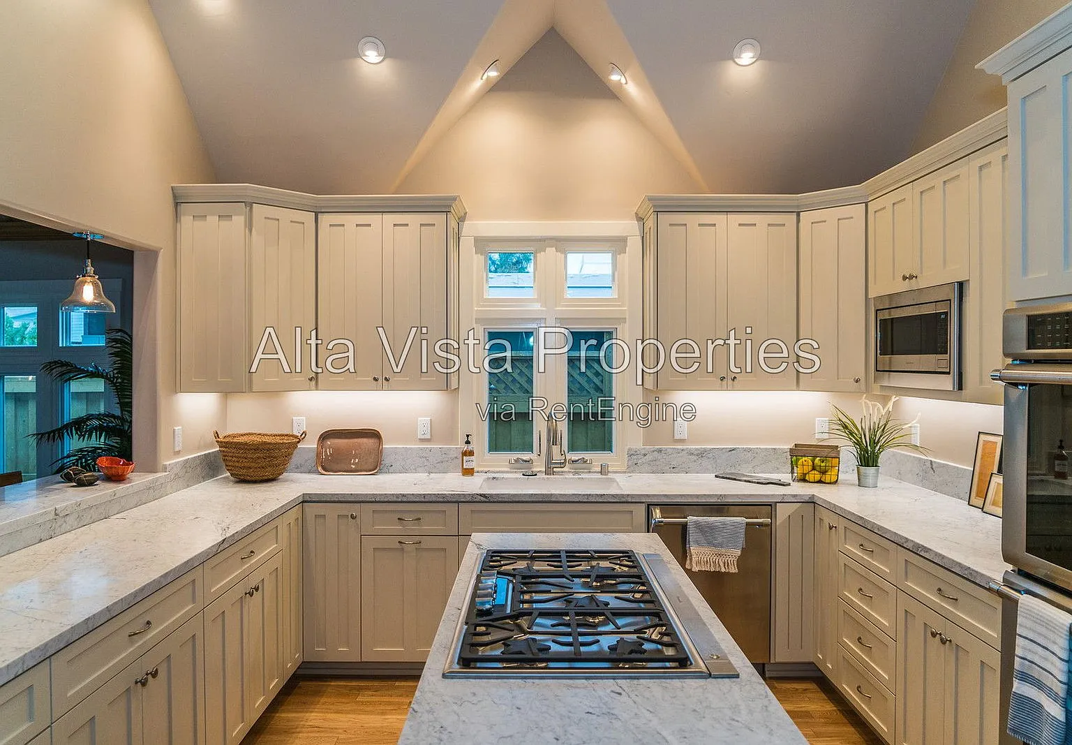 3 bed, 3.5 bath, 2171 sqft, $11,995 — Photo 4