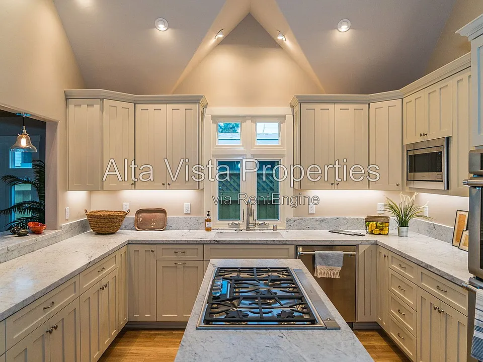 5606 Dolphin Pl