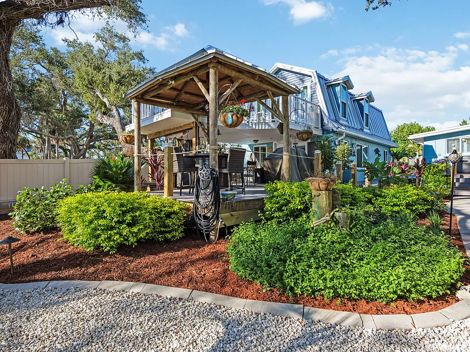 51 W Bay Heights Rd