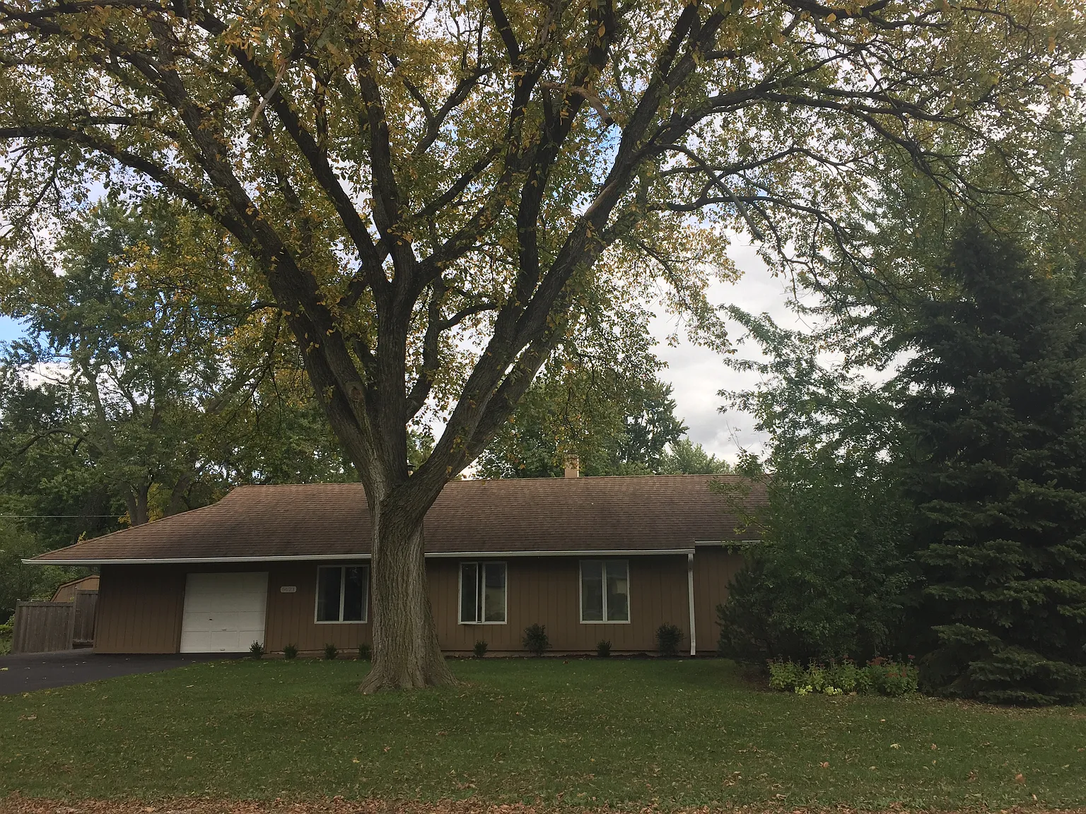 5621 Howard Ave photo 1