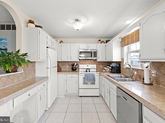 3rd image of 108 Berkshire Cir