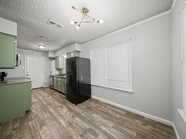 1804 Ruiz Dr — Photo 5