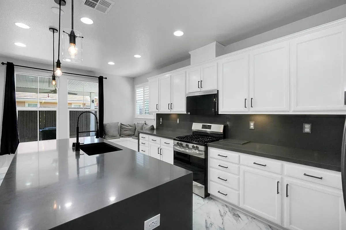 5 bed, 4.0 bath, 3502 sqft, $5,075 — Photo 3
