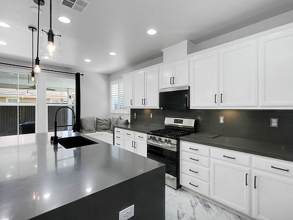 3rd image of 321 Myrtle Ln