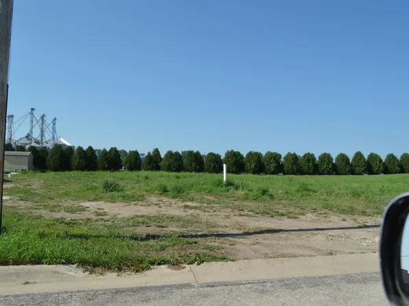 3703 Viola Dr, Waverly, IA 50677