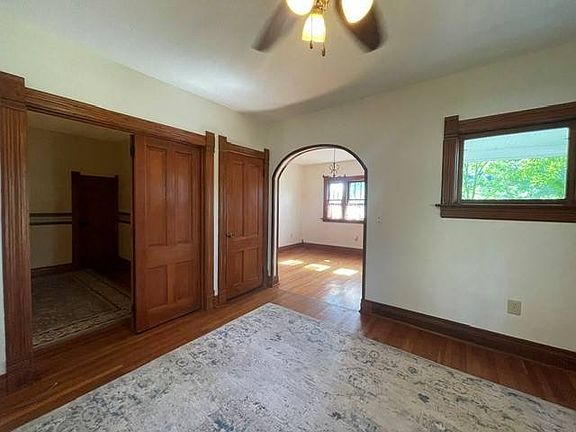 3rd image of 602 W Walnut St