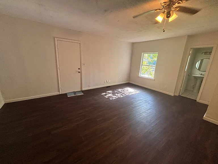 245 E Young Pl — Photo 2