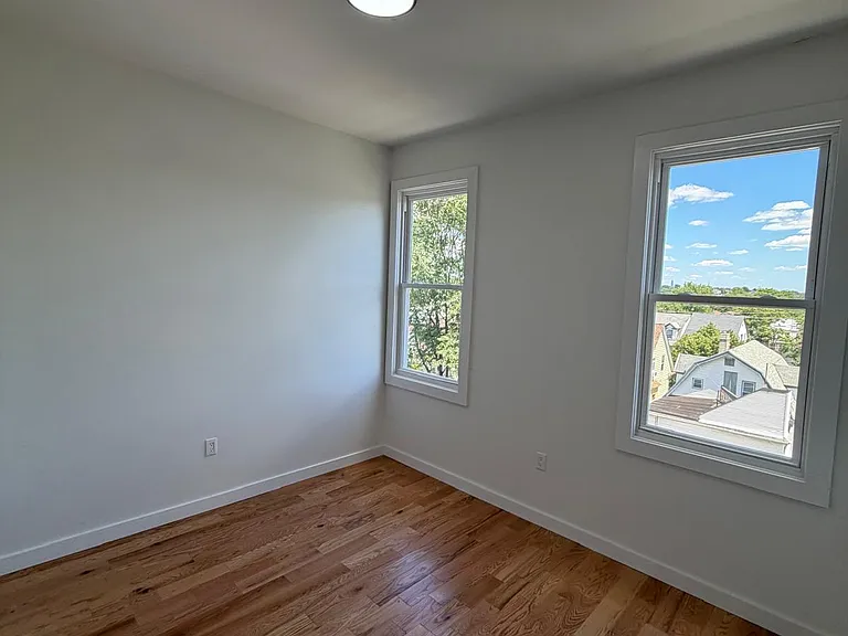 181 Woodside Ave #2F — Photo 8