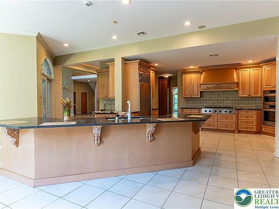 4th image of 441 Hidden Lake Dr