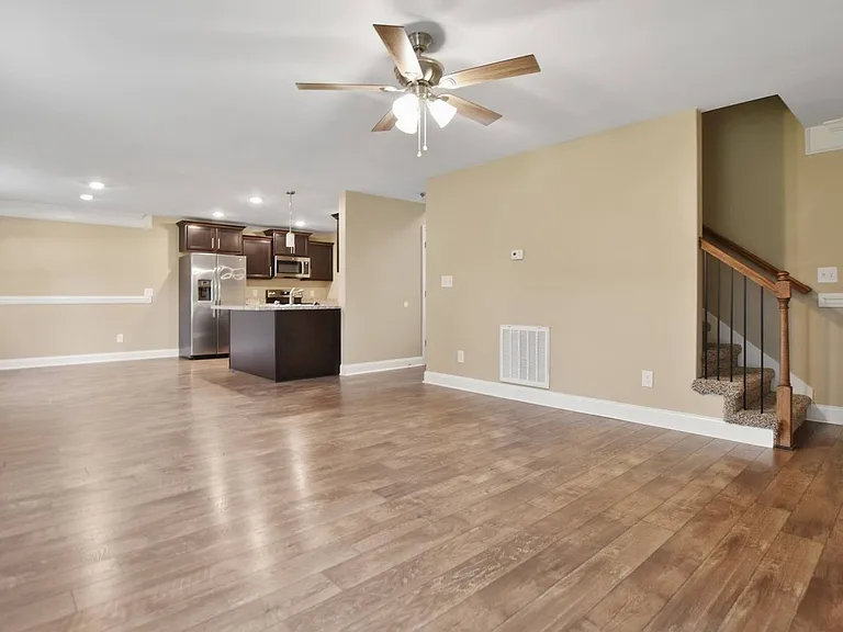 512 Sourwood Dr — Photo 5