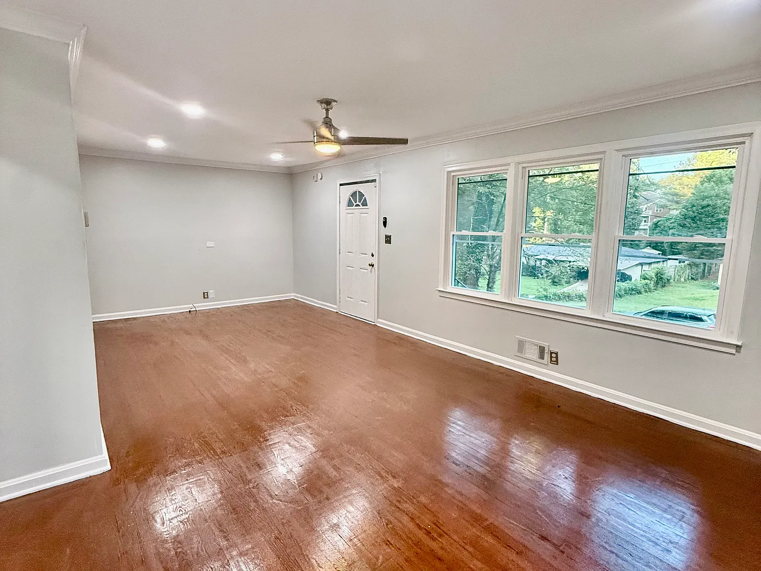 3 bed, 1200 sqft, $2,200 — Photo 4