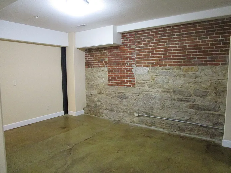 810 E Broadway — Photo 8